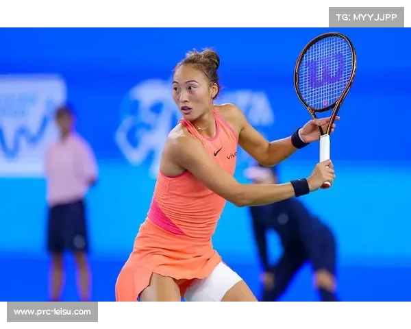 郑钦文现身武汉网球公开赛与萨巴伦卡互动热络世界排名暂别前十引关注